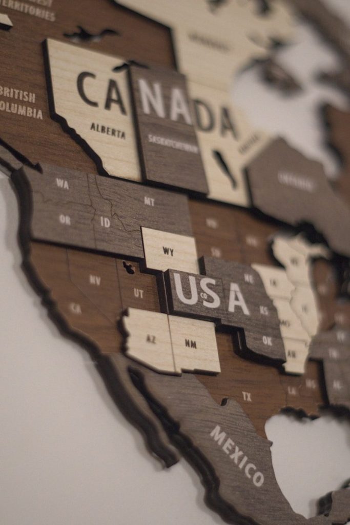Un mapa de madera de los Estados Unidos y México. 