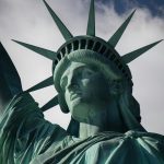 Estatua de la Libertad bajo un cielo nublado durante el día